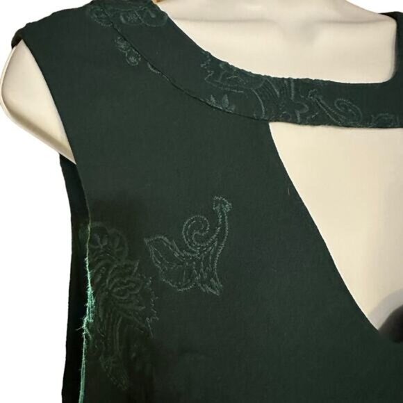 Torrid Green Sleeveless Tunic Top With Embroidered Floral Pattern Keyhole Detail - Picture 4 of 12